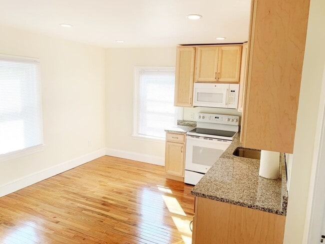 7 High Street Pl, Unit 2P in Brookline, MA - Foto de edificio - Building Photo