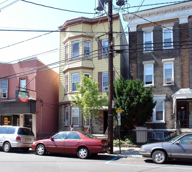 325 61st St in West New York, NJ - Building Photo