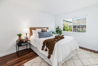 7589 Alonda Way in San Diego, CA - Foto de edificio - Building Photo
