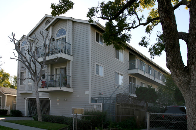 1111 Gladys Ave in Long Beach, CA - Foto de edificio - Building Photo