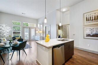 2411 Fondren Rd in Houston, TX - Building Photo - Building Photo