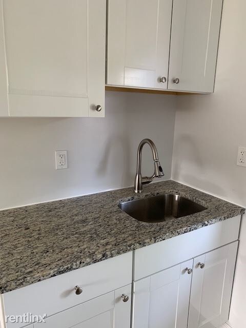 125 Cosey Beach Ave-Unit -Apt B2 in East Haven, CT - Building Photo - Building Photo