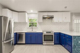 102 W St Johns Ave in Austin, TX - Building Photo - Building Photo