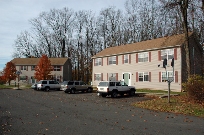 101 Oak Grove Rd in Ottsville, PA - Foto de edificio - Building Photo