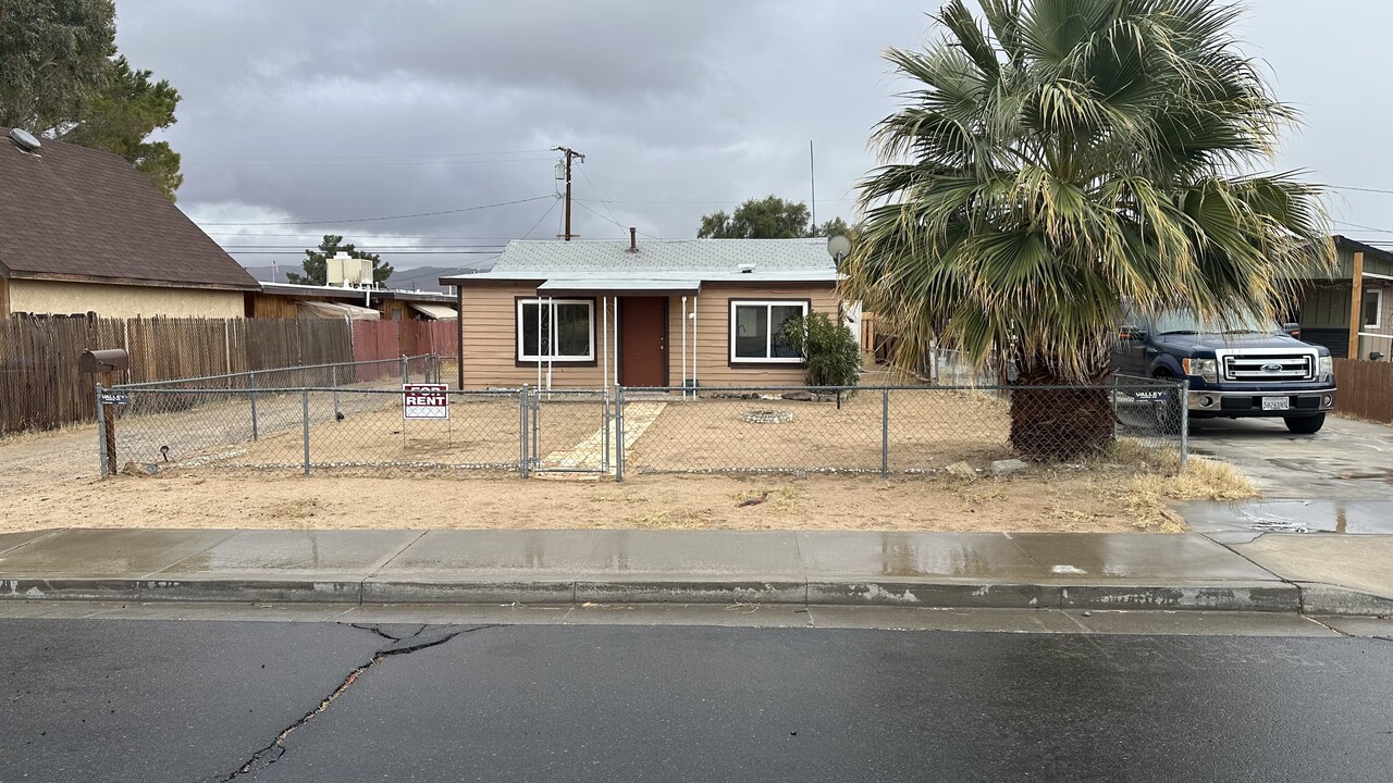 227 W Church Ave in Ridgecrest, CA - Building Photo