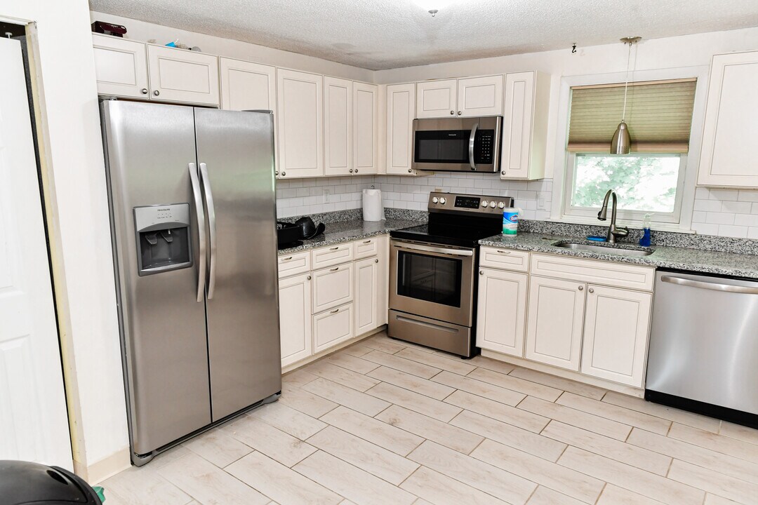 2 Atlantic Ave, Unit 4 in Dover, NH - Building Photo
