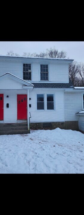 107 Meadow St in Winchester, CT - Building Photo