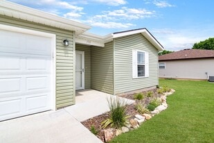 170 Travis St in Hollister, MO - Building Photo