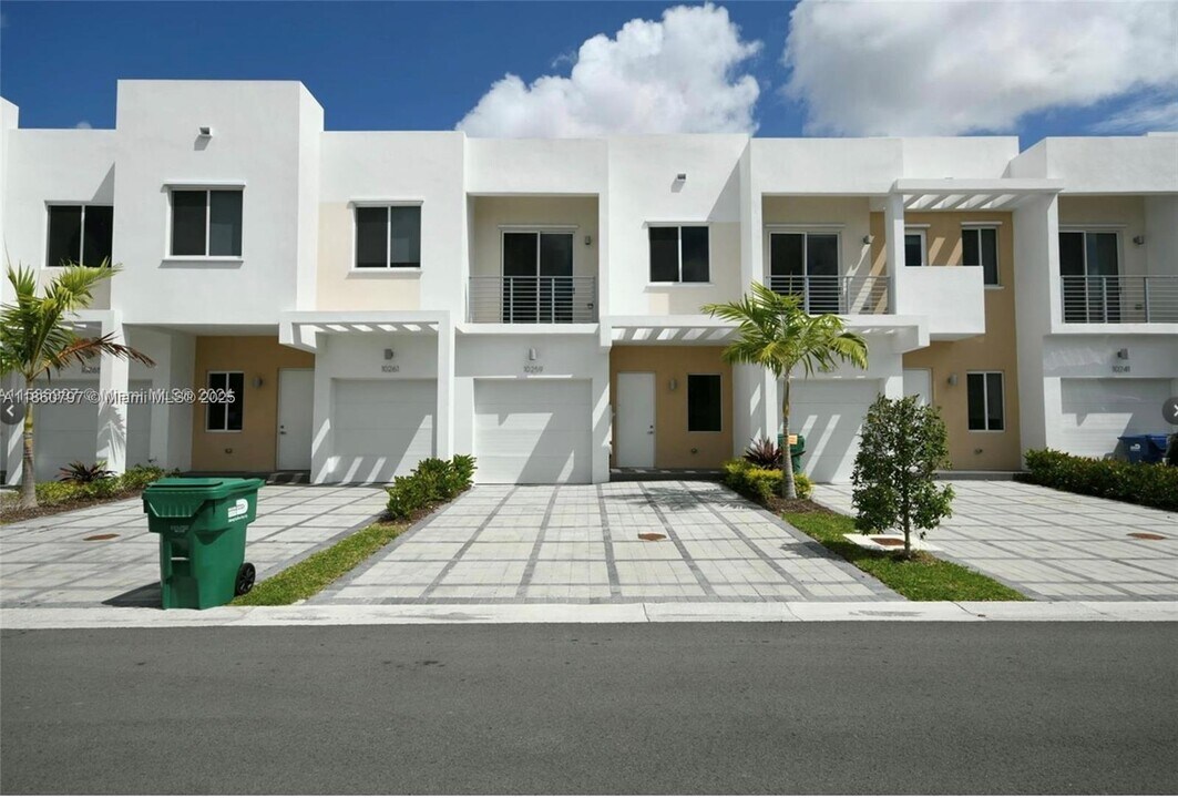 10259 NW 72nd Terrace in Doral, FL - Building Photo
