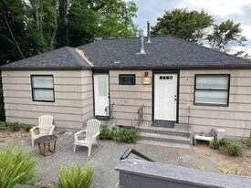 3051 30th Ave W, Unit 1 in Seattle, WA - Building Photo