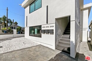 10941 Christine Way in Los Angeles, CA - Building Photo