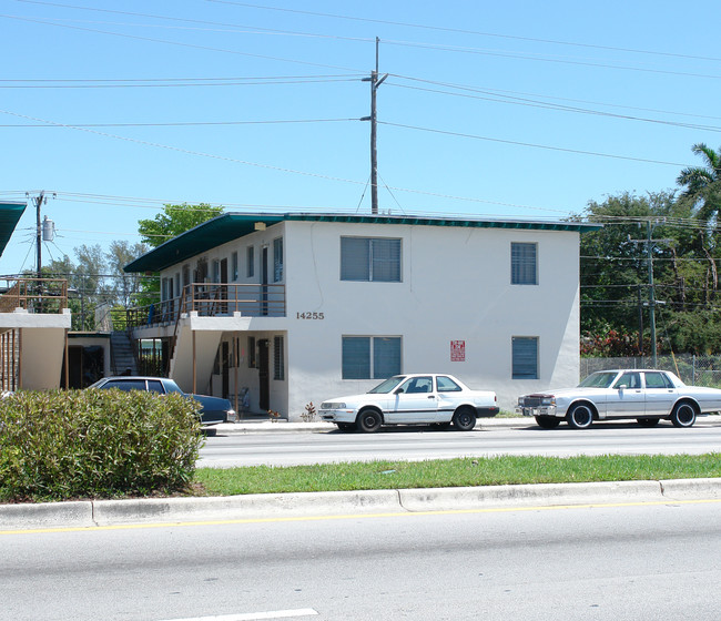 Ingram Portfolio in Opa Locka, FL - Foto de edificio - Building Photo