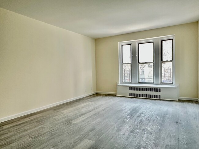 216 W 102nd St in New York, NY - Building Photo - Building Photo