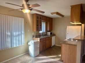 6333 College Grove Way in San Diego, CA - Foto de edificio - Building Photo