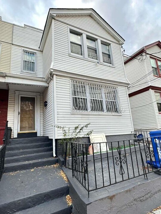 91-26 183rd St in Queens, NY - Building Photo