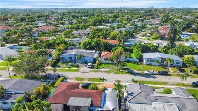 8230 SW 30th St in Miami, FL - Foto de edificio - Building Photo