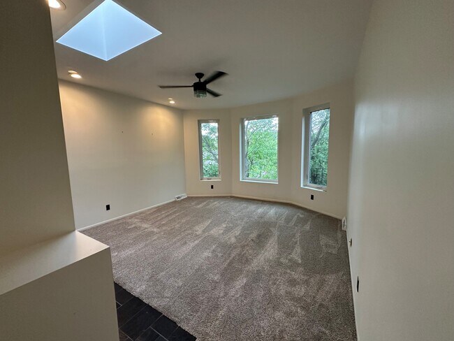 561 Laurel Ave, Unit #6 in St. Paul, MN - Foto de edificio - Building Photo