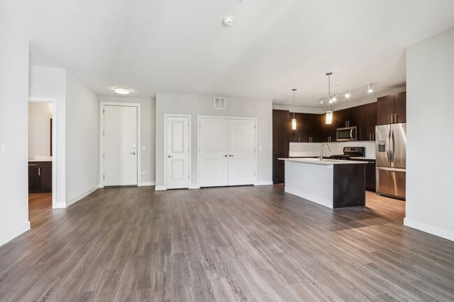 Woodview Apartments in Deerfield, IL - Foto de edificio - Building Photo