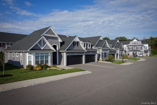 300 Sutton Ct in Mount Sinai, NY - Foto de edificio - Building Photo