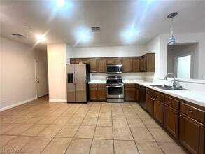 11027 Village Crest Ln in Las Vegas, NV - Building Photo - Building Photo