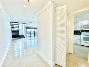 10000 NW 9th St Cir in Miami, FL - Building Photo - Building Photo