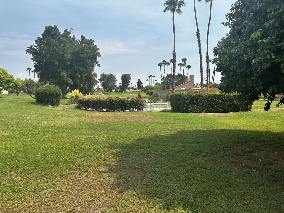 547 Desert W Dr in Rancho Mirage, CA - Building Photo