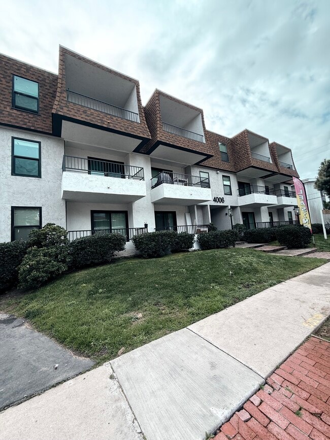 The CitiZen at 4006 Emerald Street in Torrance, CA - Foto de edificio - Building Photo