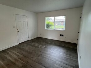 1025 SE 196th Ave in Portland, OR - Building Photo - Building Photo