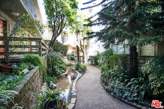 4311 Colfax Ave-Unit -215 in Los Angeles, CA - Building Photo - Building Photo