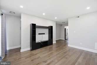 422 Burbank St SE in Washington, DC - Building Photo - Building Photo