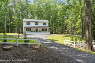 32 Maurizi Ln in Woodstock, NY - Building Photo