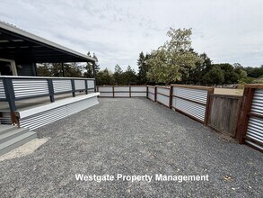 985 Eastman Ln in Petaluma, CA - Building Photo - Building Photo