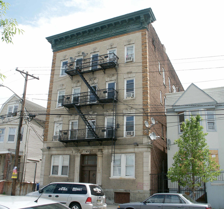 447 N 5th St in Newark, NJ - Building Photo