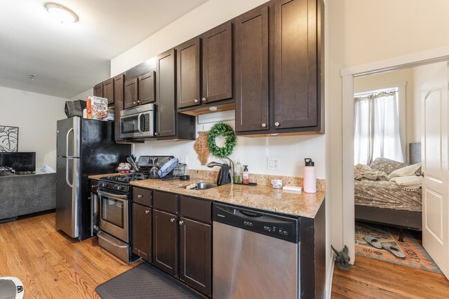 2146 W Chicago Ave, Unit 2R