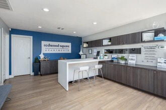 Redwood Square in Sacramento, CA - Foto de edificio - Interior Photo