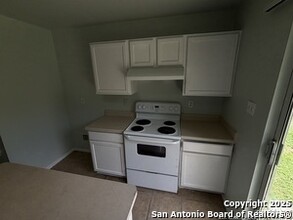 8914 Mission Mdw in San Antonio, TX - Building Photo - Building Photo
