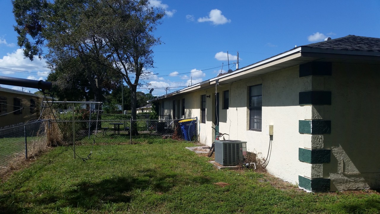 210 N 28th St in Fort Pierce, FL - Building Photo