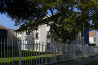 1585-1595 Chestnut Ave in Long Beach, CA - Foto de edificio - Building Photo