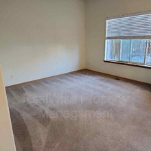 1560 SW Reindeer Ave in Redmond, OR - Building Photo - Building Photo