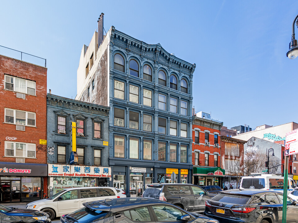 345 Grand St in New York, NY - Building Photo