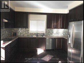 3052 Max Khan Blvd in Oakville, ON - Building Photo - Building Photo