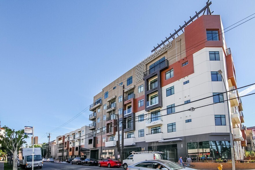 3482 San Marino St in Los Angeles, CA - Foto de edificio