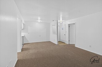 22330 W Warren Ave in Detroit, MI - Foto de edificio - Building Photo