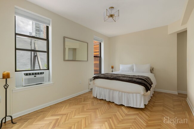 200 W 54th St in New York, NY - Building Photo - Building Photo