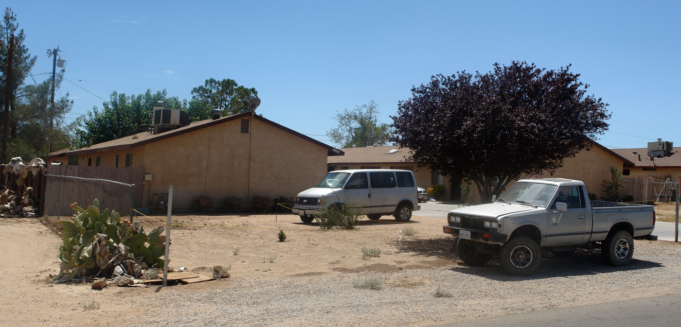 21075 Little Beaver Rd in Apple Valley, CA - Building Photo