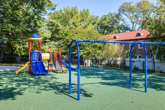 Parkway Village in Jamaica, NY - Foto de edificio - Building Photo