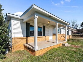 5624 NW Oakwood Rd in Huntsville, AL - Building Photo