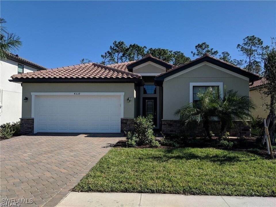 4339 Raffia Palm Cir in Naples, FL - Foto de edificio