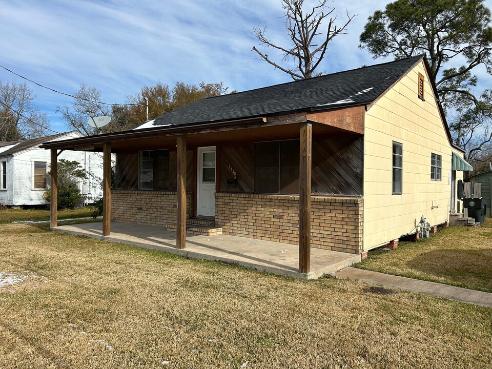 3410 Canal Ave in Groves, TX - Building Photo