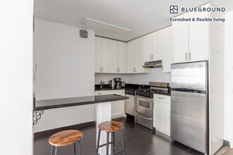 330 E 46th St in New York, NY - Building Photo - Building Photo